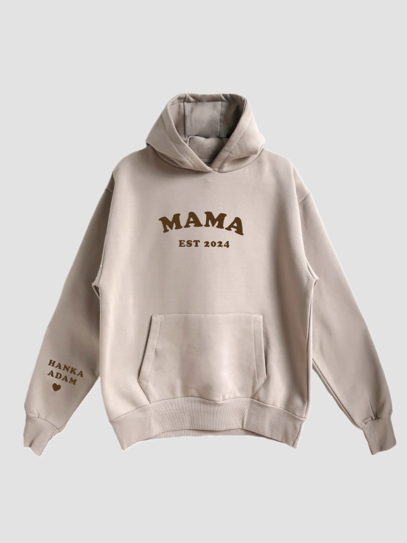 Heavy mikina MAMA EST 2024 s menami detí na rukáve